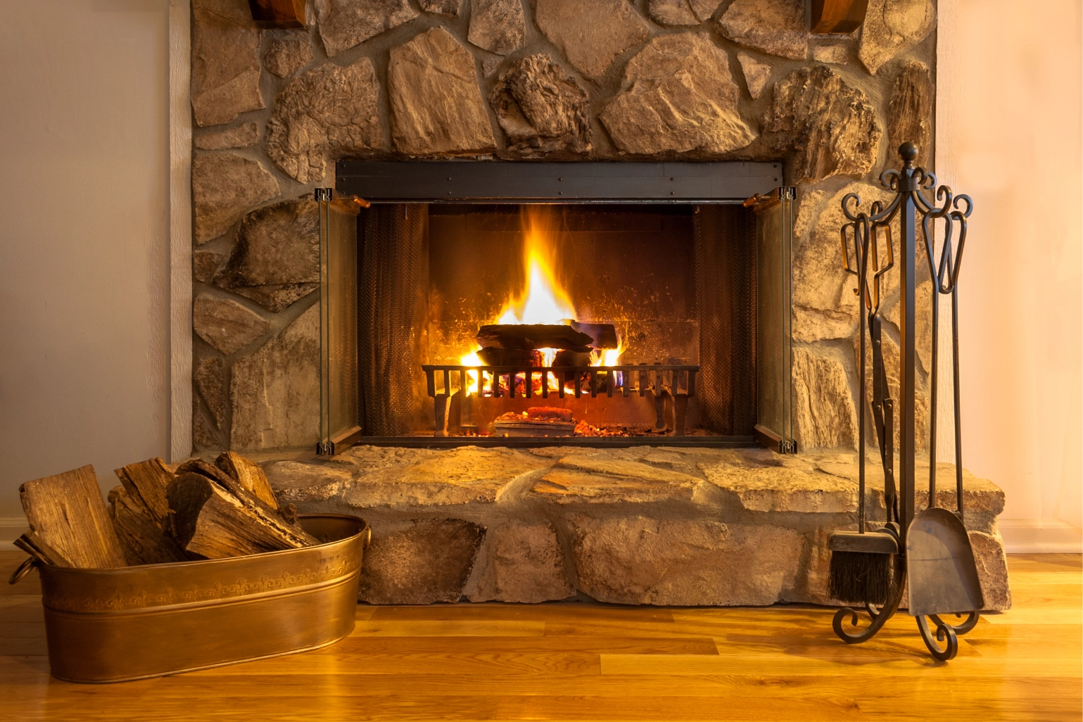 AdobeStock_180936344@2x OUTDOOR FIREPLACES
